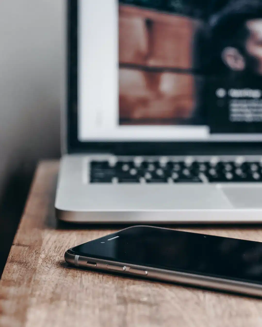 Photo by Ben Kolde space gray iPhone 6 near MacBook Pro